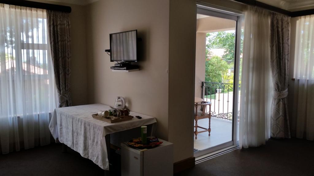 Bed and Breakfast 6 On Acacia Johannesburgo Exterior foto