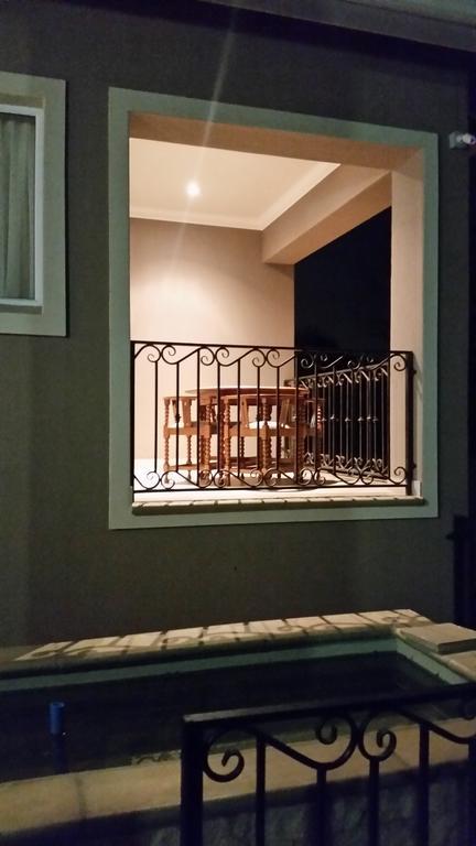 Bed and Breakfast 6 On Acacia Johannesburgo Exterior foto