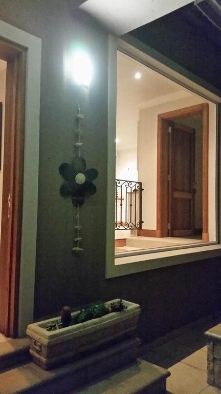Bed and Breakfast 6 On Acacia Johannesburgo Exterior foto