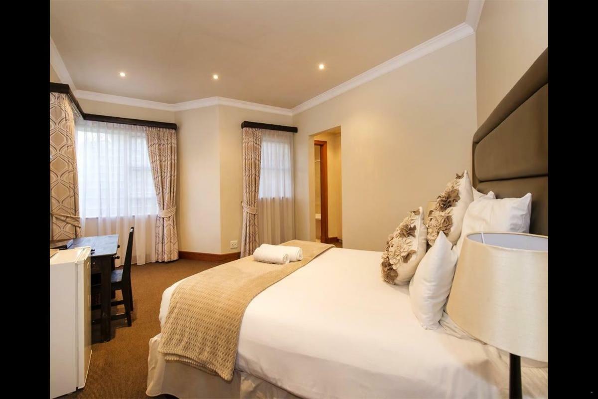 Bed and Breakfast 6 On Acacia Johannesburgo Exterior foto